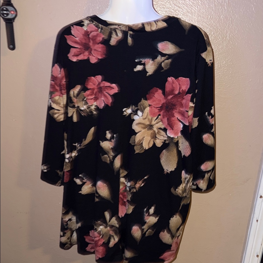 Floral Keyhole Women's Top 2X - Picture 5 of 7
